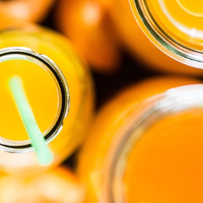 Saft mit Strohhalm von oben.