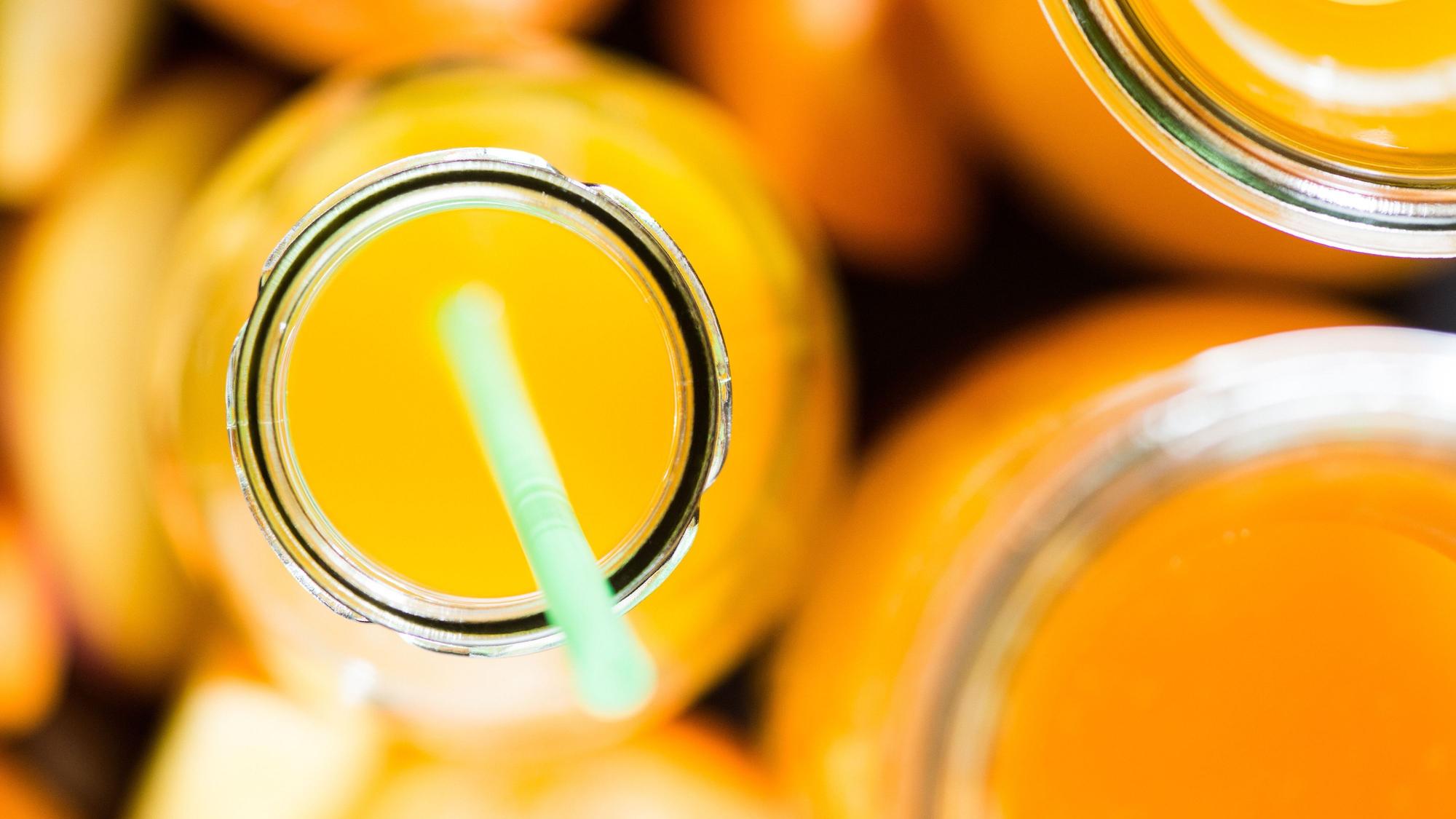 Saft mit Strohhalm von oben.