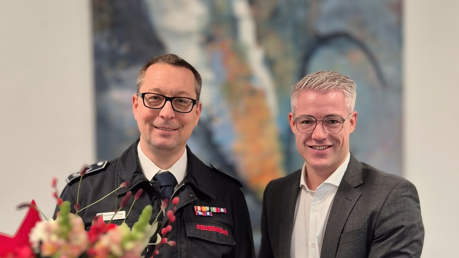 Stadtbrandinspektor Ralf Bastian Eltner erhält durch Bürgermeister Yannick Steinbach seine Ernennungsurkunde.