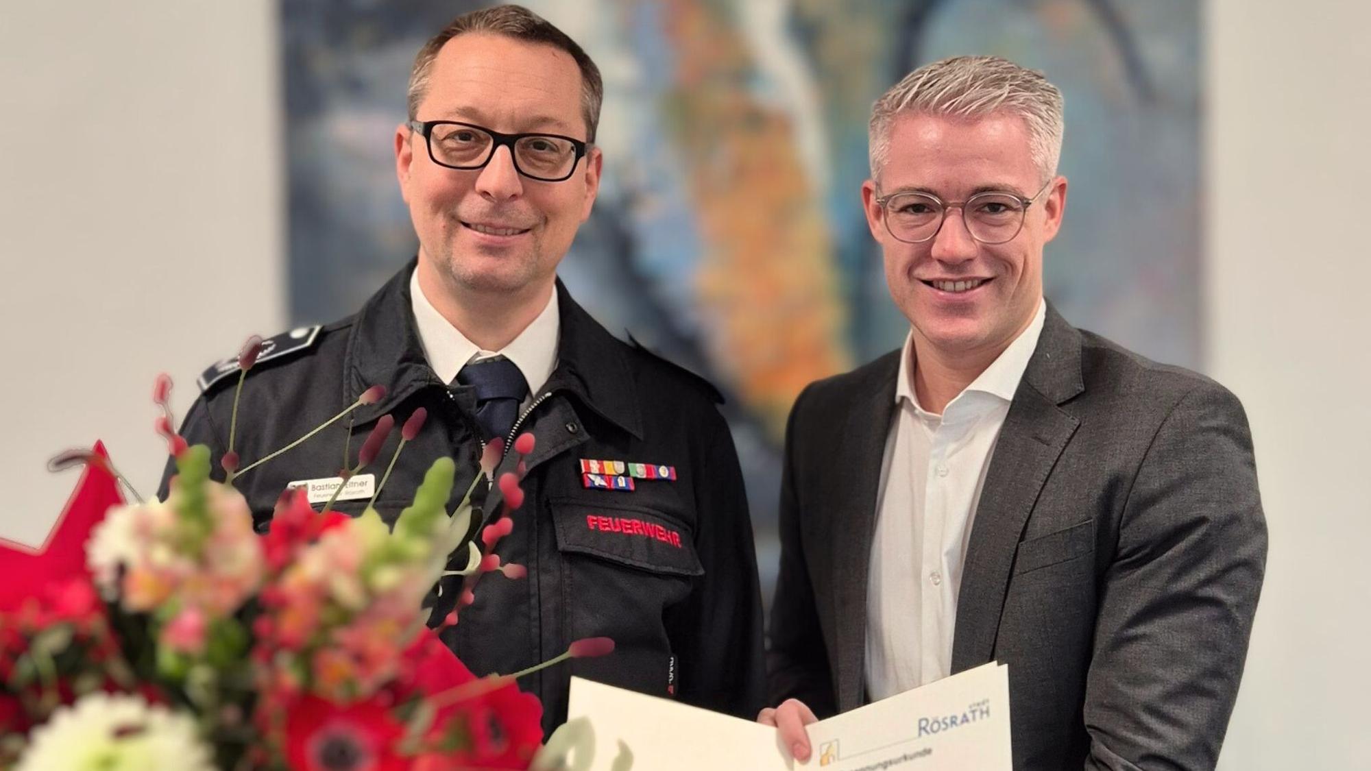 Stadtbrandinspektor Ralf Bastian Eltner erhält durch Bürgermeister Yannick Steinbach seine Ernennungsurkunde.