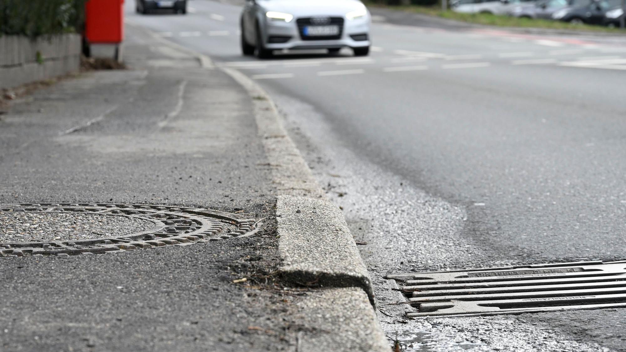 Das Foto zeigt Schlaglöcher auf einer Straße