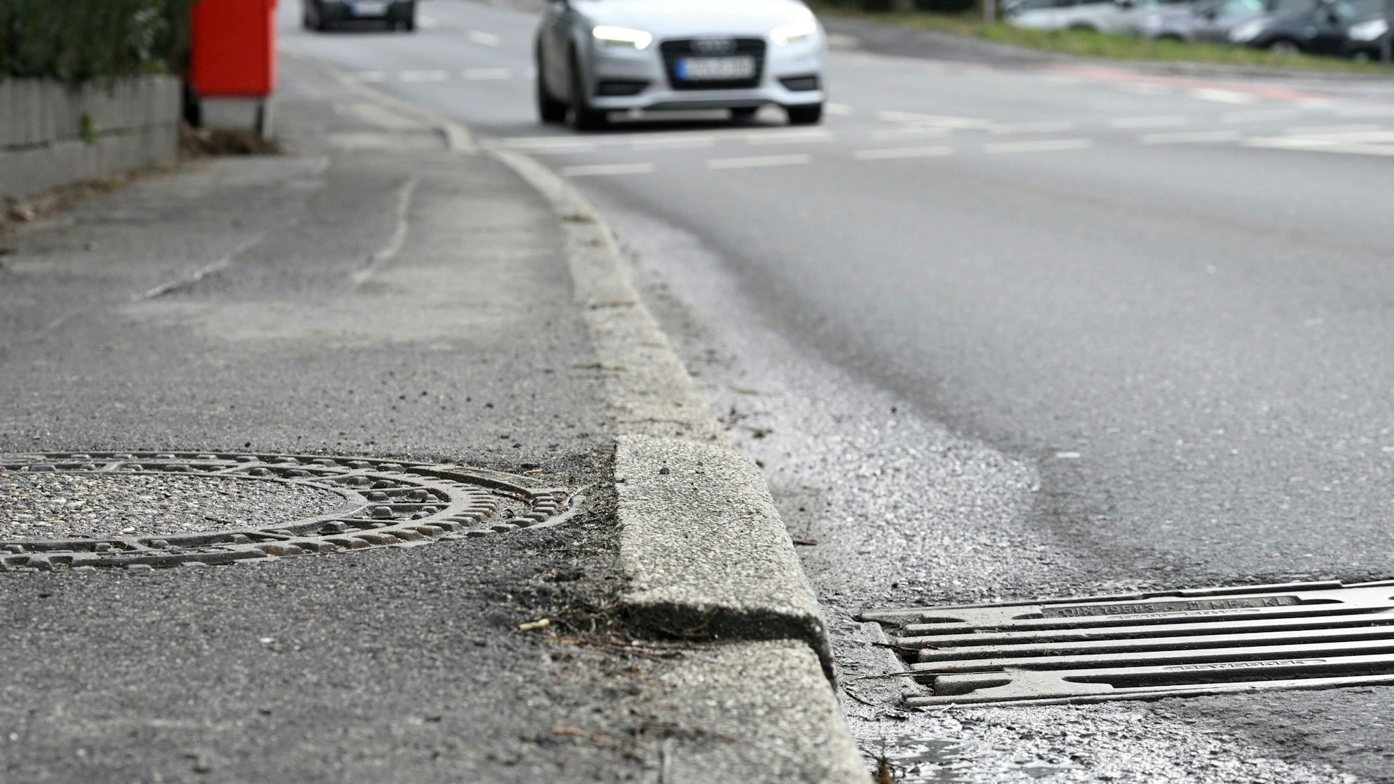 Das Foto zeigt Schlaglöcher auf einer Straße