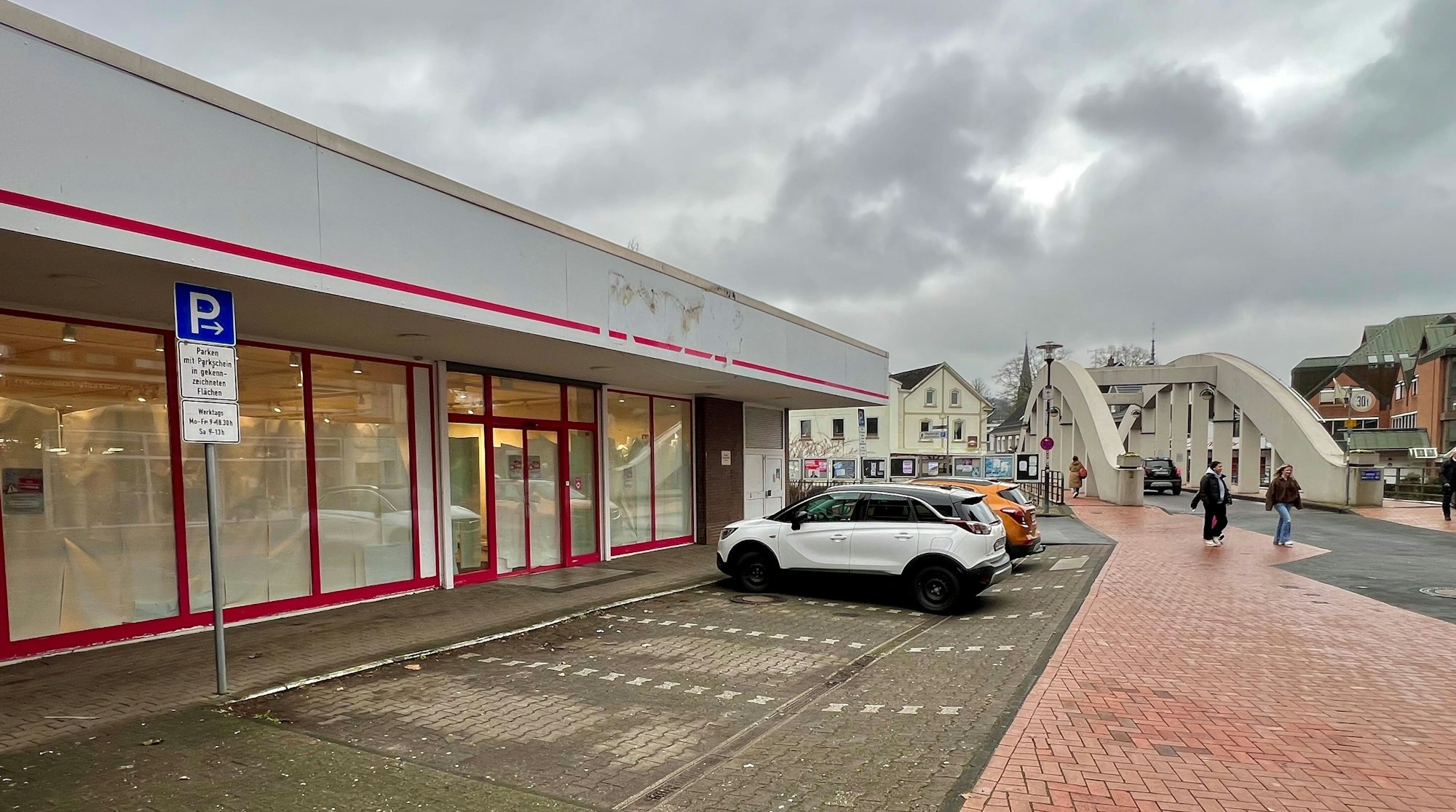 Aus Kodi wird Woolworth: Derzeit laufen in der ehemaligen Kodi-Filiale an der Brückenstraße, gleich an der Henley-Brücke, die Umbauarbeiten.