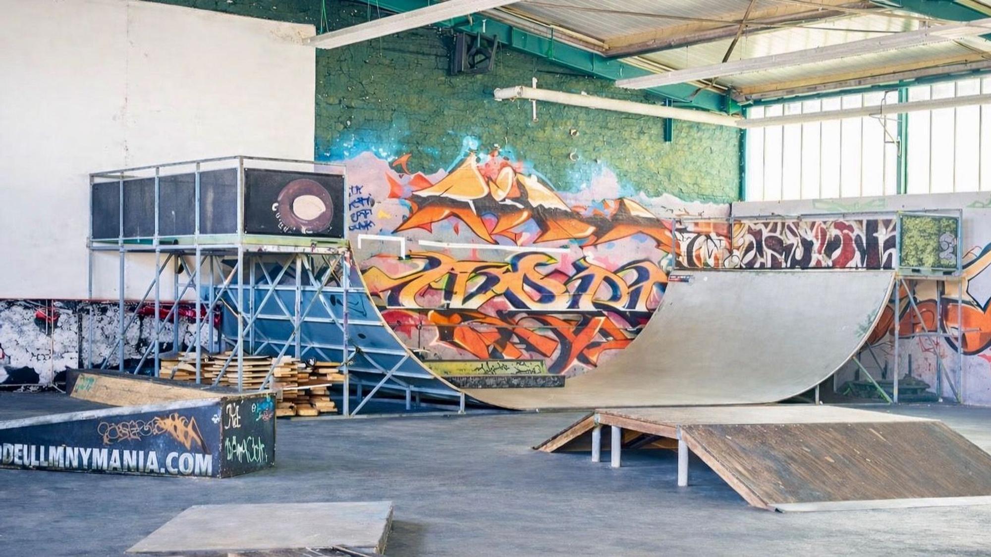Zu sehen ist eine Skaterrampe in einer Halle.