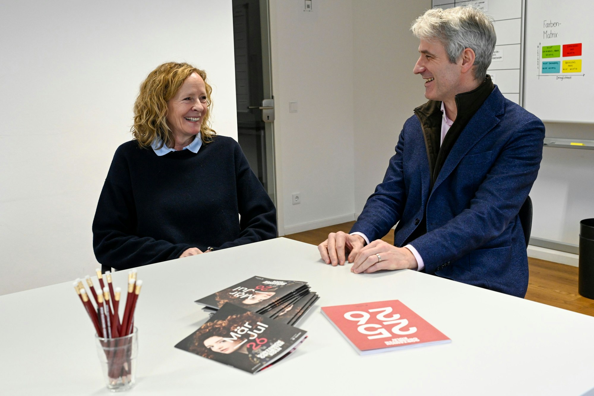 Isabella Neven DuMont und Stefan Englert unerhalten sich im Büro der Gürzenich-Zentrale über Zuversicht, so der Titel des Benefiz-Konzerts am 15.3. in der Philharmonie