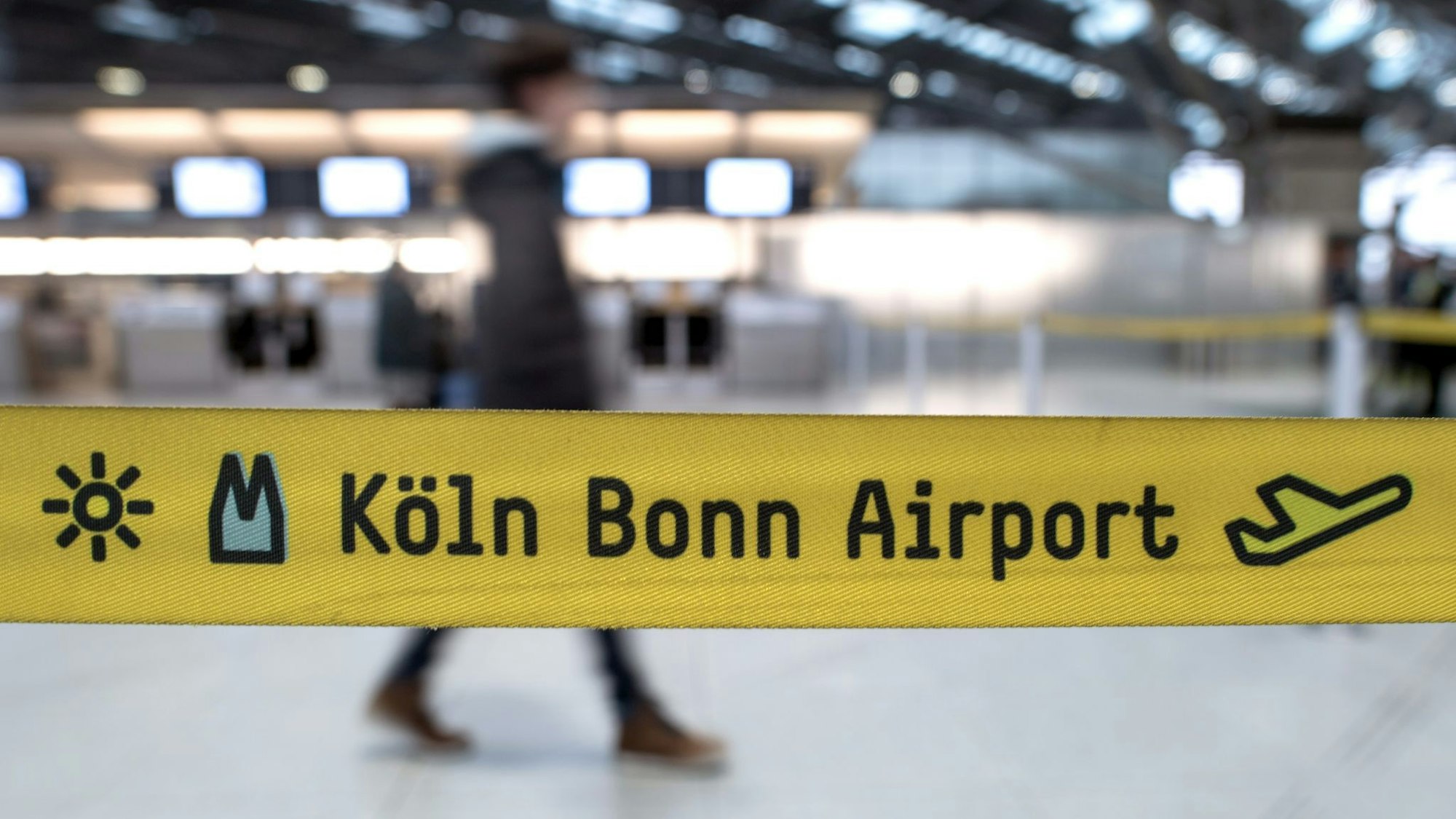 Am Flughafen Köln/Bonn hat am Donnerstag ein Stromausfall für lange Warteschlange an der Abfertigung gesorgt. (Archivbild)