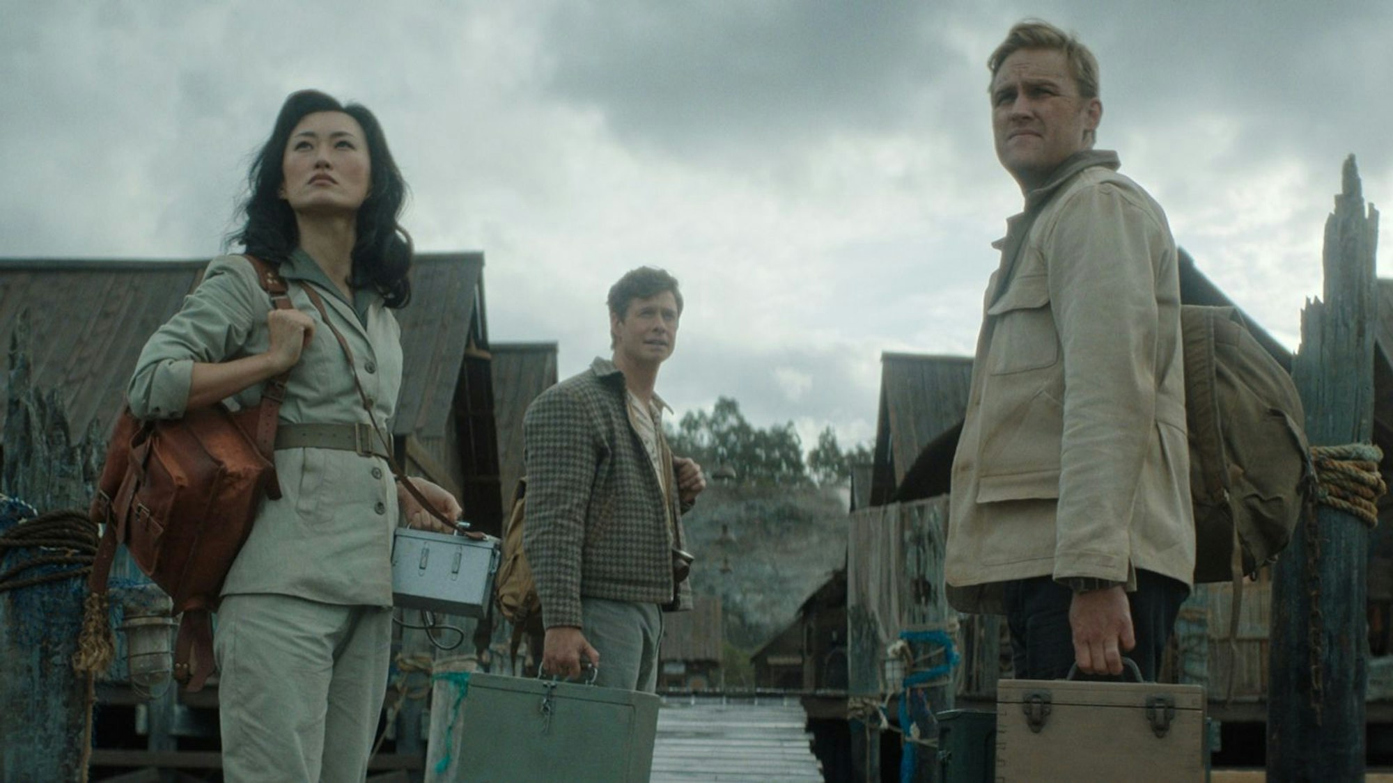 In einem abgelegenen Dorf in Südamerika machen Keiko (Mari Yamamoto), Bill (Anders Holm, Mitte) und der junge Lee Shaw (Wyatt Russell) in den 1950er-Jahren erstmals Bekanntschaft mit Titan X. (Bild: Apple TV )