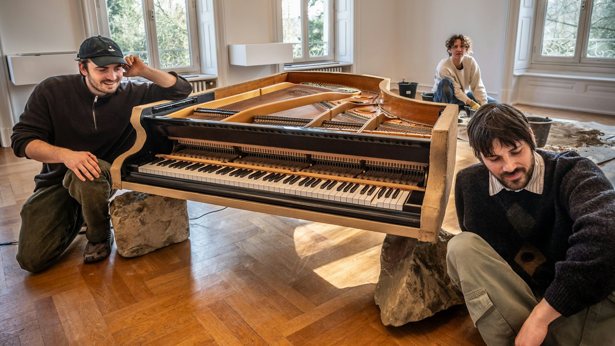 Rubin Henkel, Niklas Bolten und Maiella Di Donato (hinten) machen Natur zu Musik. Im Museum Morsbroich läuft ab Sonntag die Ausstellung „Chained to the Rhythm, Von Mensch und Natur“.