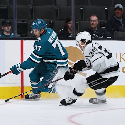 NHL, Eishockey Herren, USA Preseason-Los Angeles Kings at San Jose Sharks Sep 25, 2022 San Jose, California, USA San Jose Sharks defenseman Markus Nutivaara 77 controls the puck against Los Angeles Kings forward Francesco Pinelli 38 during the first period at SAP Center at San Jose. San Jose SAP Center at San Jose California USA, EDITORIAL USE ONLY PUBLICATIONxINxGERxSUIxAUTxONLY Copyright: xRobertxEdwardsx 20220925_tbs_rl6_071