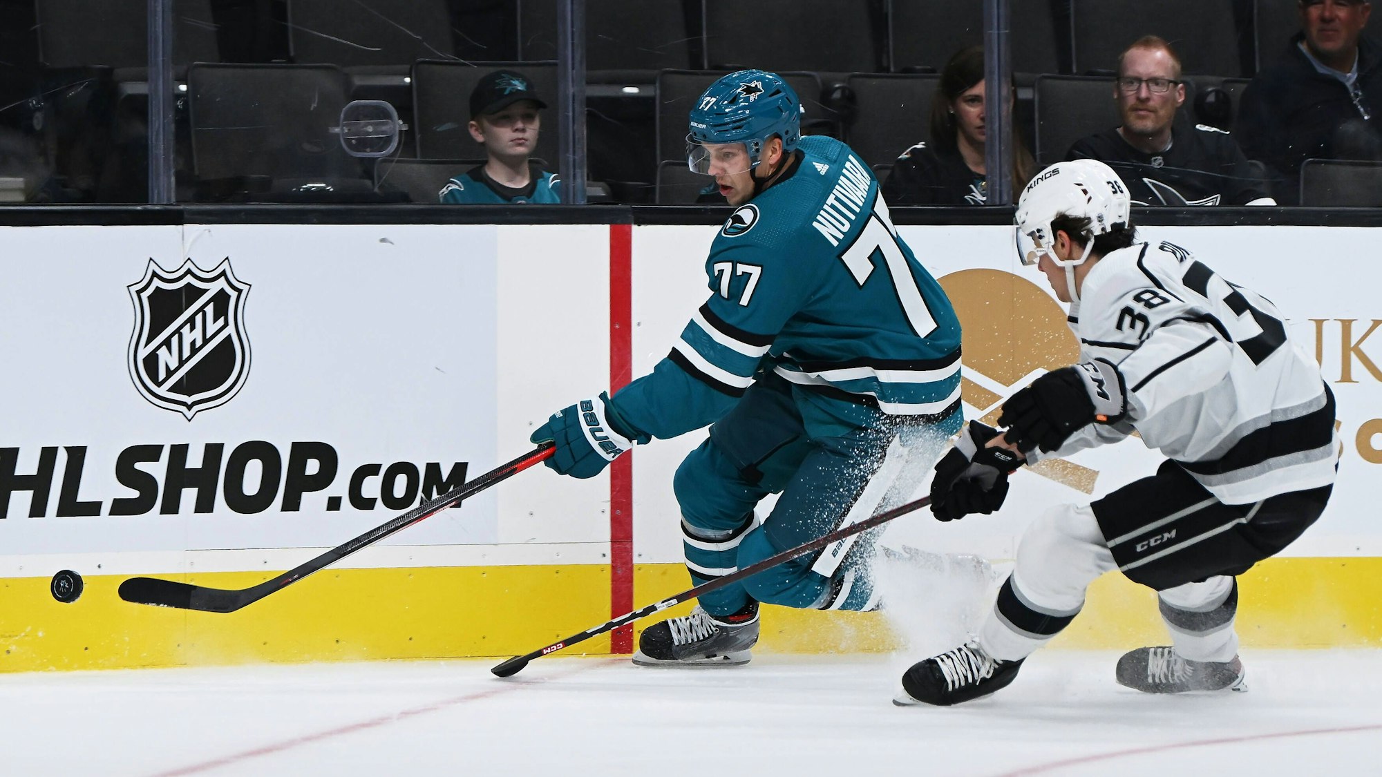 NHL, Eishockey Herren, USA Preseason-Los Angeles Kings at San Jose Sharks Sep 25, 2022 San Jose, California, USA San Jose Sharks defenseman Markus Nutivaara 77 controls the puck against Los Angeles Kings forward Francesco Pinelli 38 during the first period at SAP Center at San Jose. San Jose SAP Center at San Jose California USA, EDITORIAL USE ONLY PUBLICATIONxINxGERxSUIxAUTxONLY Copyright: xRobertxEdwardsx 20220925_tbs_rl6_071