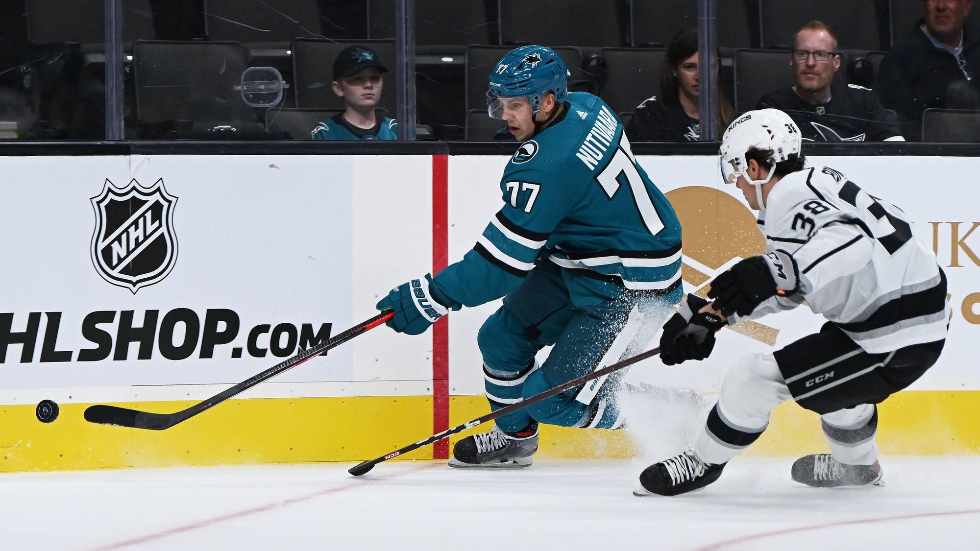 NHL, Eishockey Herren, USA Preseason-Los Angeles Kings at San Jose Sharks Sep 25, 2022 San Jose, California, USA San Jose Sharks defenseman Markus Nutivaara 77 controls the puck against Los Angeles Kings forward Francesco Pinelli 38 during the first period at SAP Center at San Jose. San Jose SAP Center at San Jose California USA, EDITORIAL USE ONLY PUBLICATIONxINxGERxSUIxAUTxONLY Copyright: xRobertxEdwardsx 20220925_tbs_rl6_071