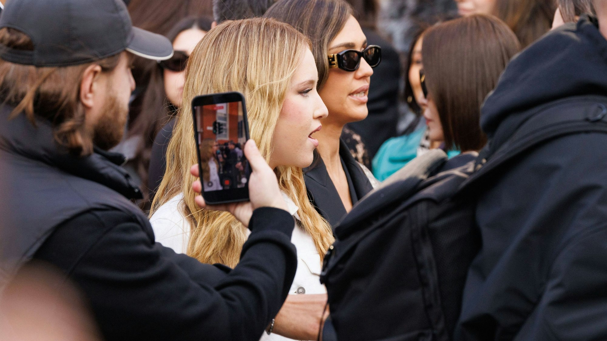 Zur Mailänder Fashion Week erschien Jessica Alba (r) gemeinsam mit ihrer Tochter Haven Warren.