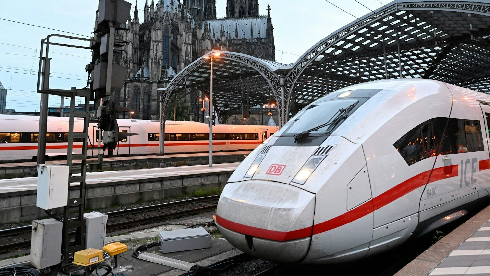 Ein ICE-Zug der Deutschen Bahn verlässt den Kölner Hauptbahnhof.