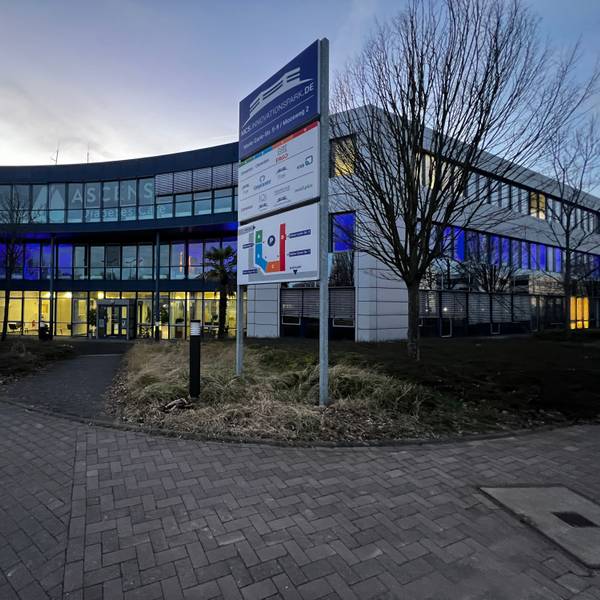 Ein Bürogebäude in Manfort in der Dämmerung