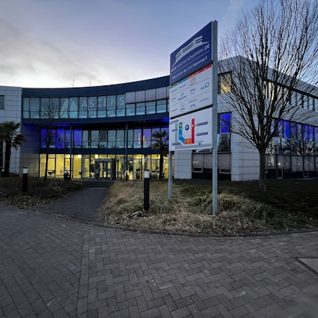 Ein Bürogebäude in Manfort in der Dämmerung