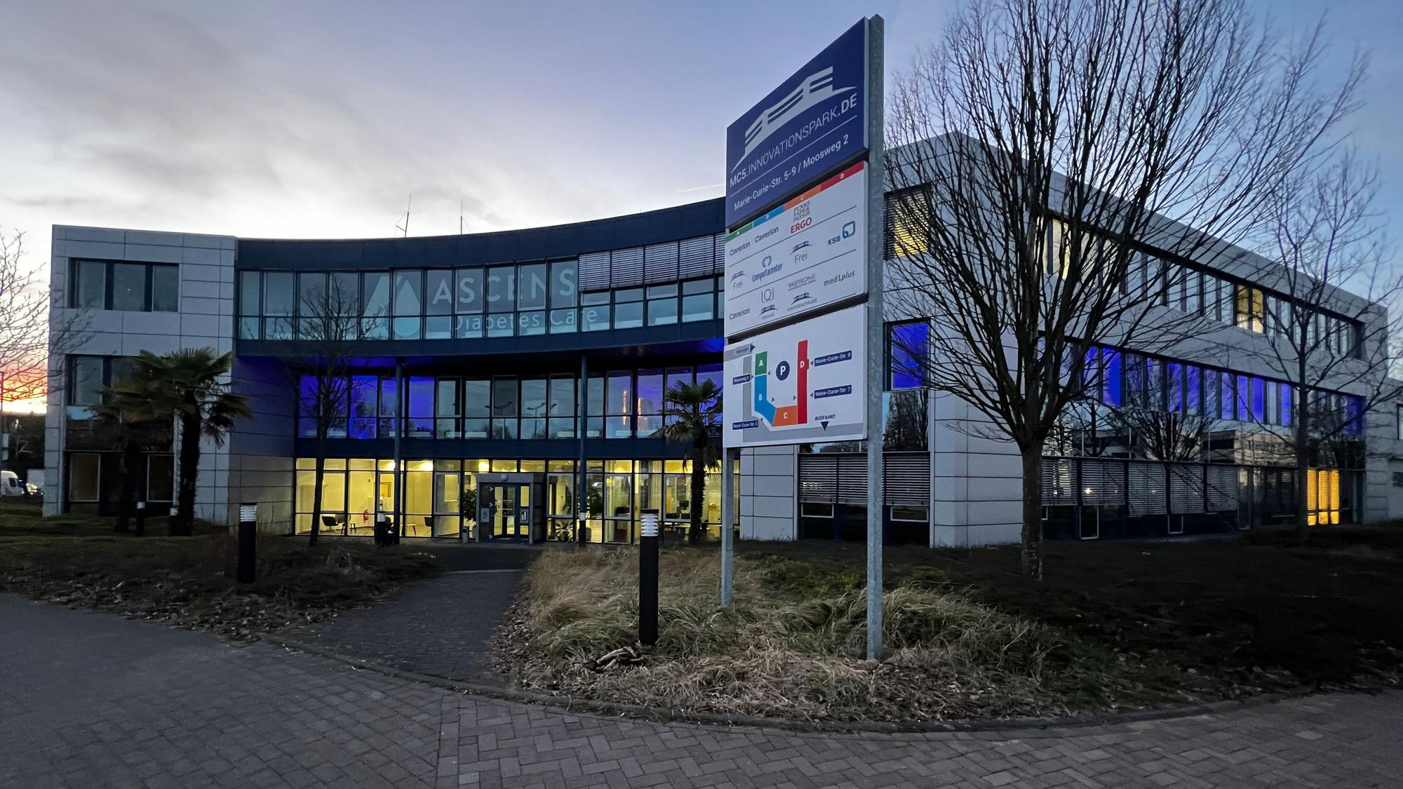 Ein Bürogebäude in Manfort in der Dämmerung