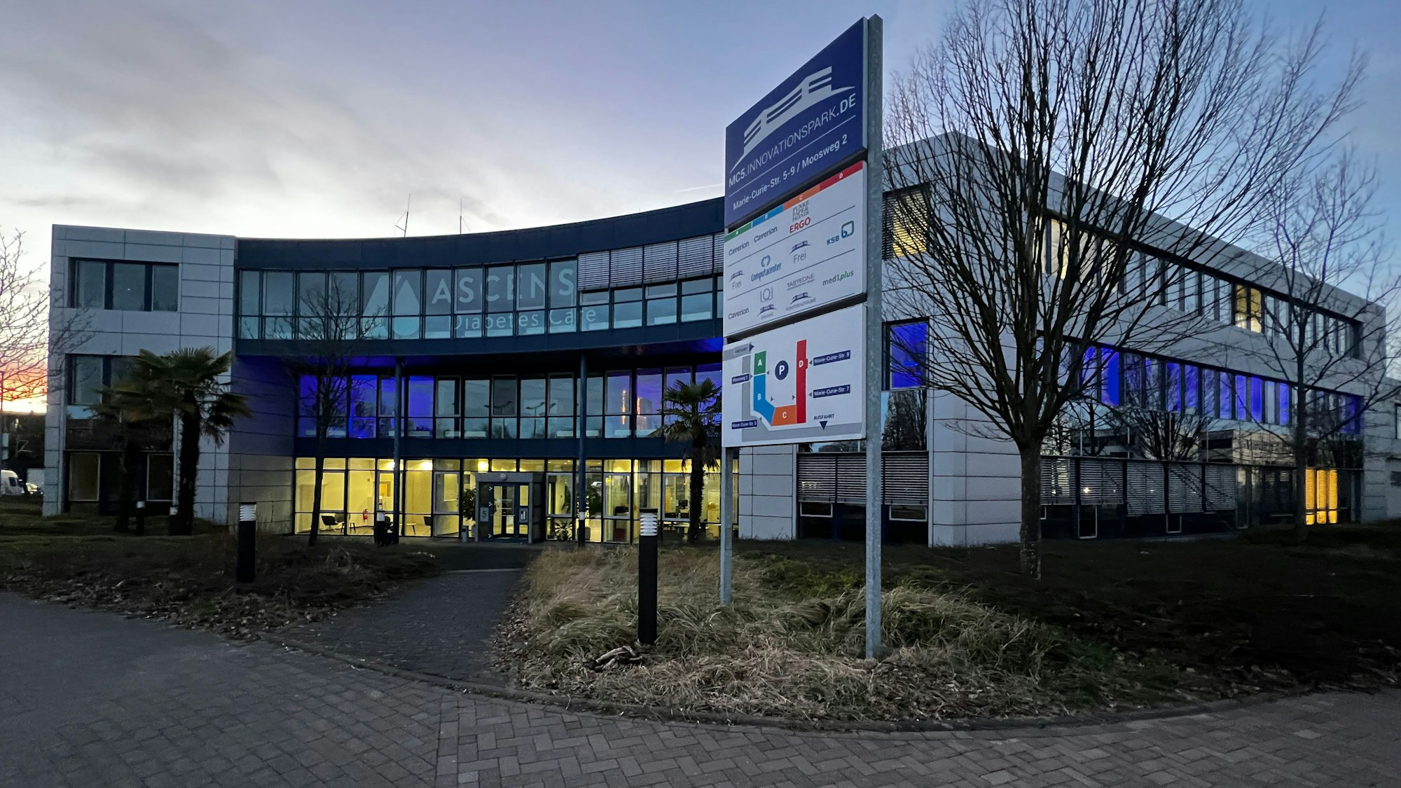 Ein Bürogebäude in Manfort in der Dämmerung