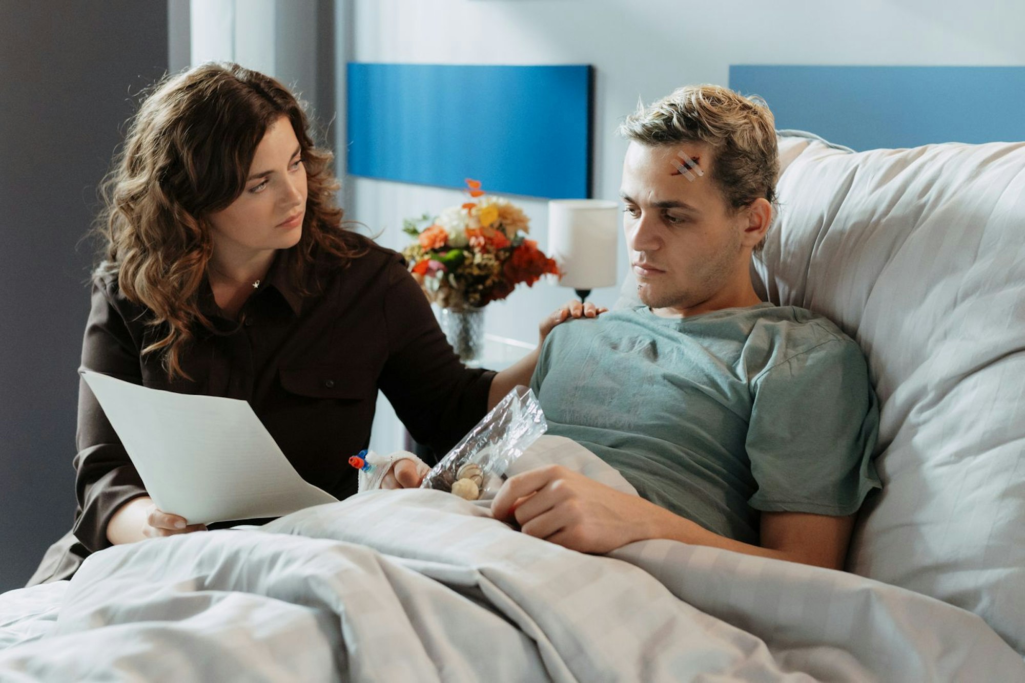 Lilli Gruber (Ronja Forcher) im Gewissenkonflikt: Soll sie Xaver Hofinger (David Ali Rashed) gestehen, dass für seinen Unfall eine Mitverantwortung trägt? (Bild: ZDF/Sabine Finger Fotografie)