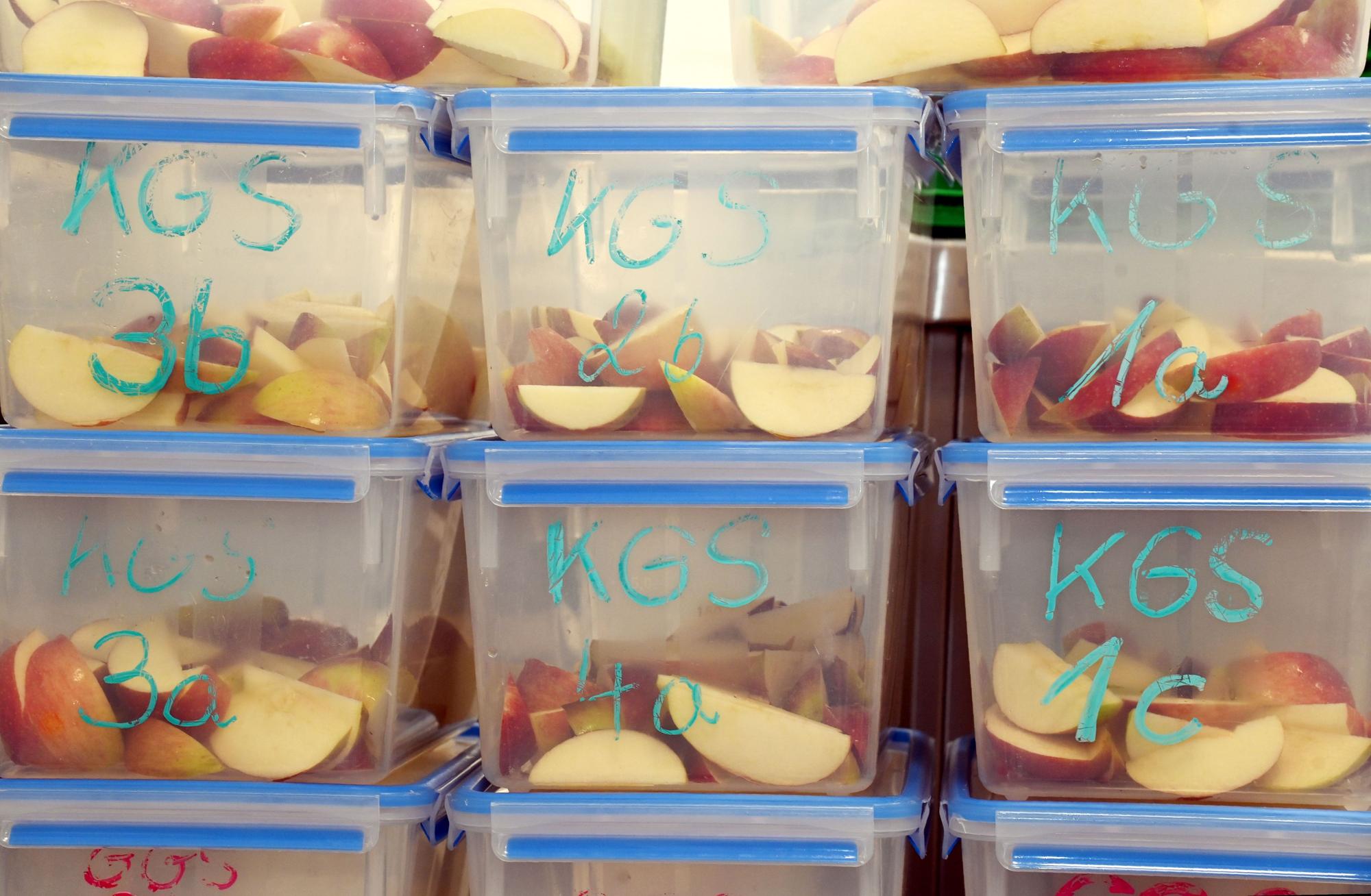 Die Obstkisten in der Mensa
