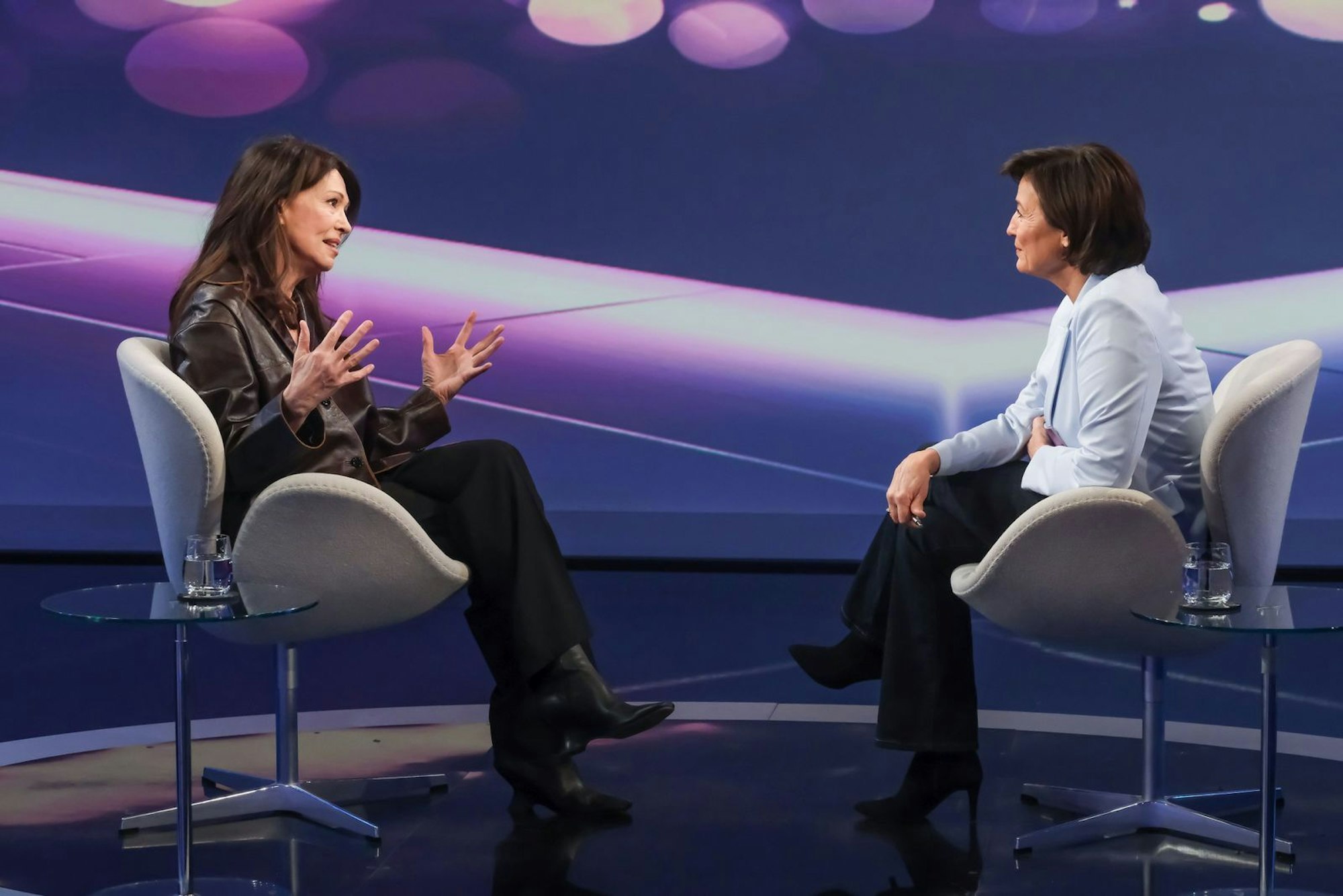 Mit Sandra Maischberger (rechts) sprach Iris Berben über ihren neuen Kinofilm, die 68er-Bewegung und die aktuelle Wokeness-Diskussion. (Bild: WDR / Oliver Ziebe)