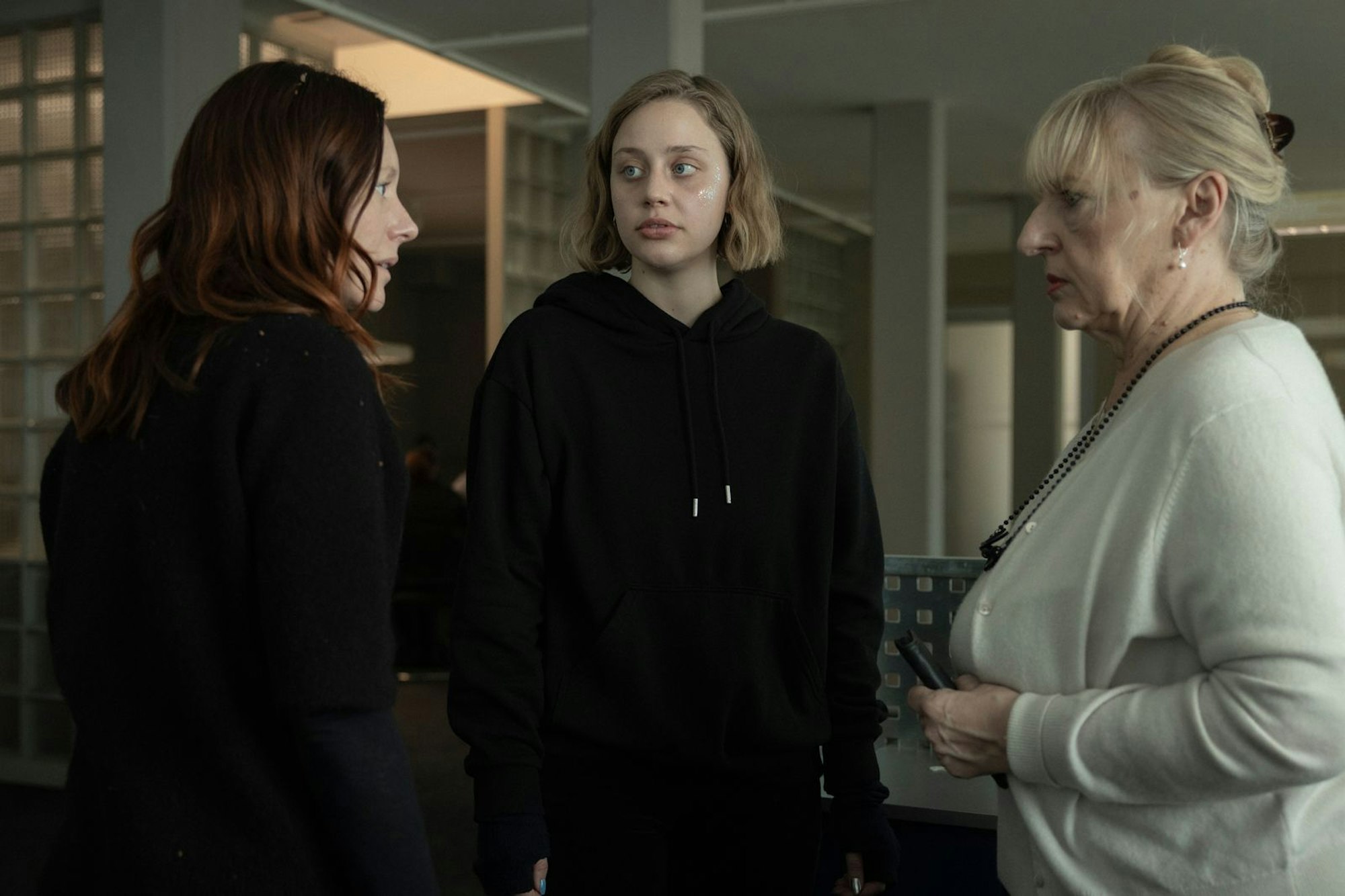 Mütter und Töchter: Ira Zach (Lavinia Wilson, links) staunt nicht schlecht, als ihre Tochter Pippa (Sophie Borchhardt, Mitte) festgenommen wird, weil sie sich mit einem Bauern geprügelt hat. Sie wusste nicht, dass der Teenager zu den hiesigen Tieraktivisten gehört. Iras Mutter Franziska (Johanna Bittenbinder) versucht, zu vermitteln. (Bild: ZDF/Linda Gschwentner)