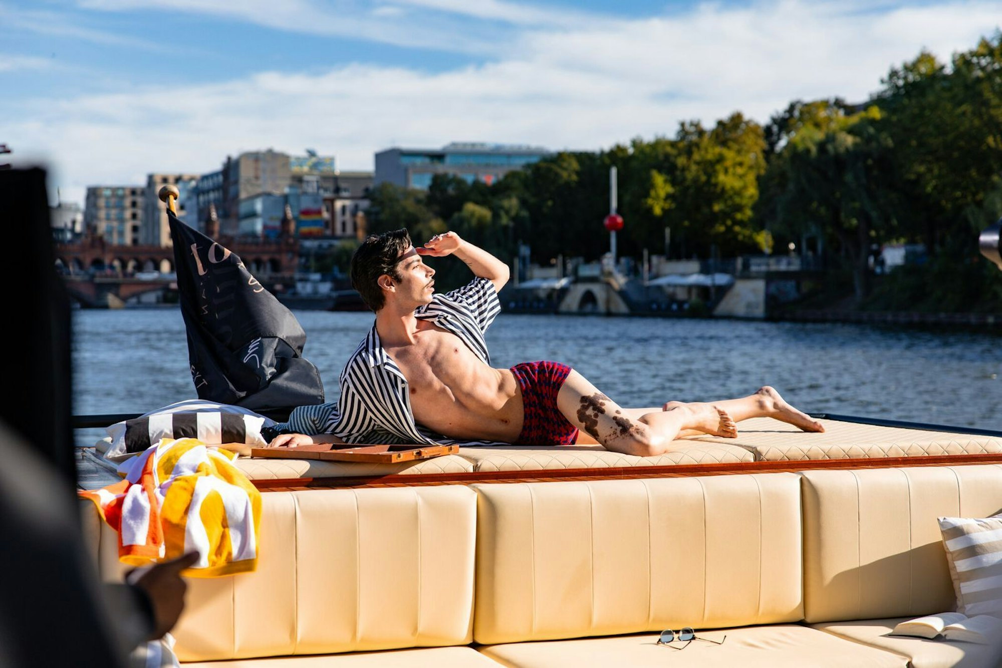 Zum ersten Mal zeigt Alexavius sein Muttermal öffentlich, das er sonst immer versteckt. (Bild: ProSieben/Daniel Graf)