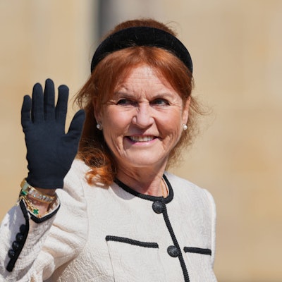 Sarah Ferguson winkt.