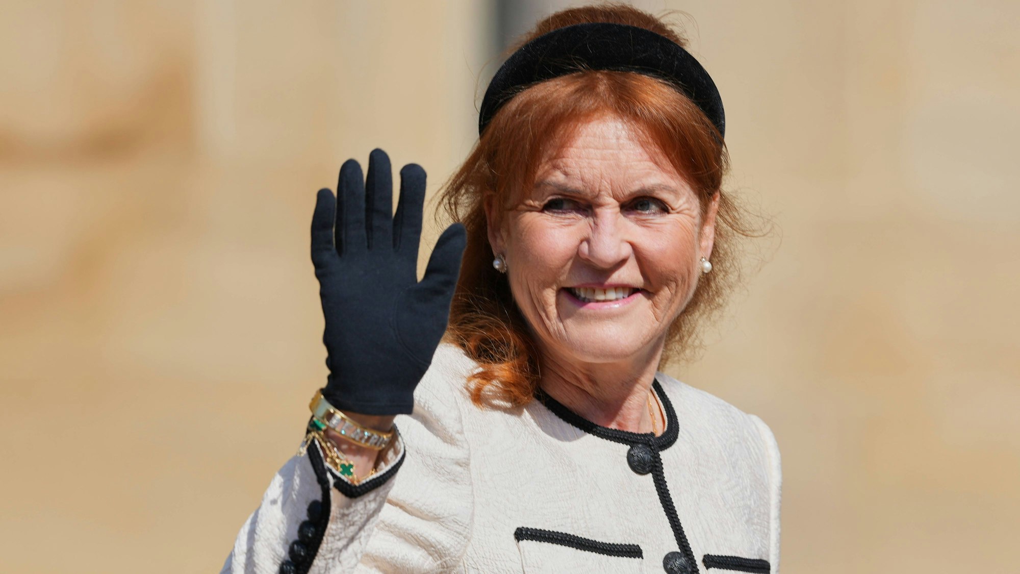 Sarah Ferguson winkt.