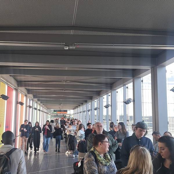 Lange Warteschlangen an Terminal 1