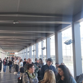Lange Warteschlangen an Terminal 1