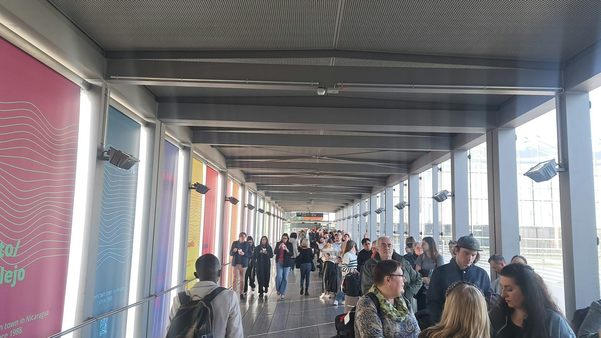 Lange Warteschlangen an Terminal 1