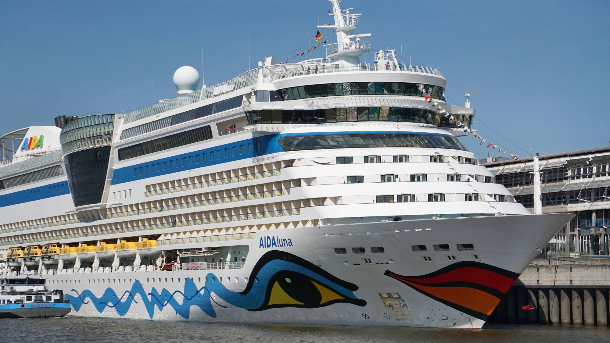 Die AIDAluna in einem Hafen.