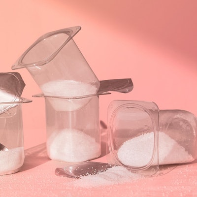 Joghurtbecher mit Zucker befüllt.