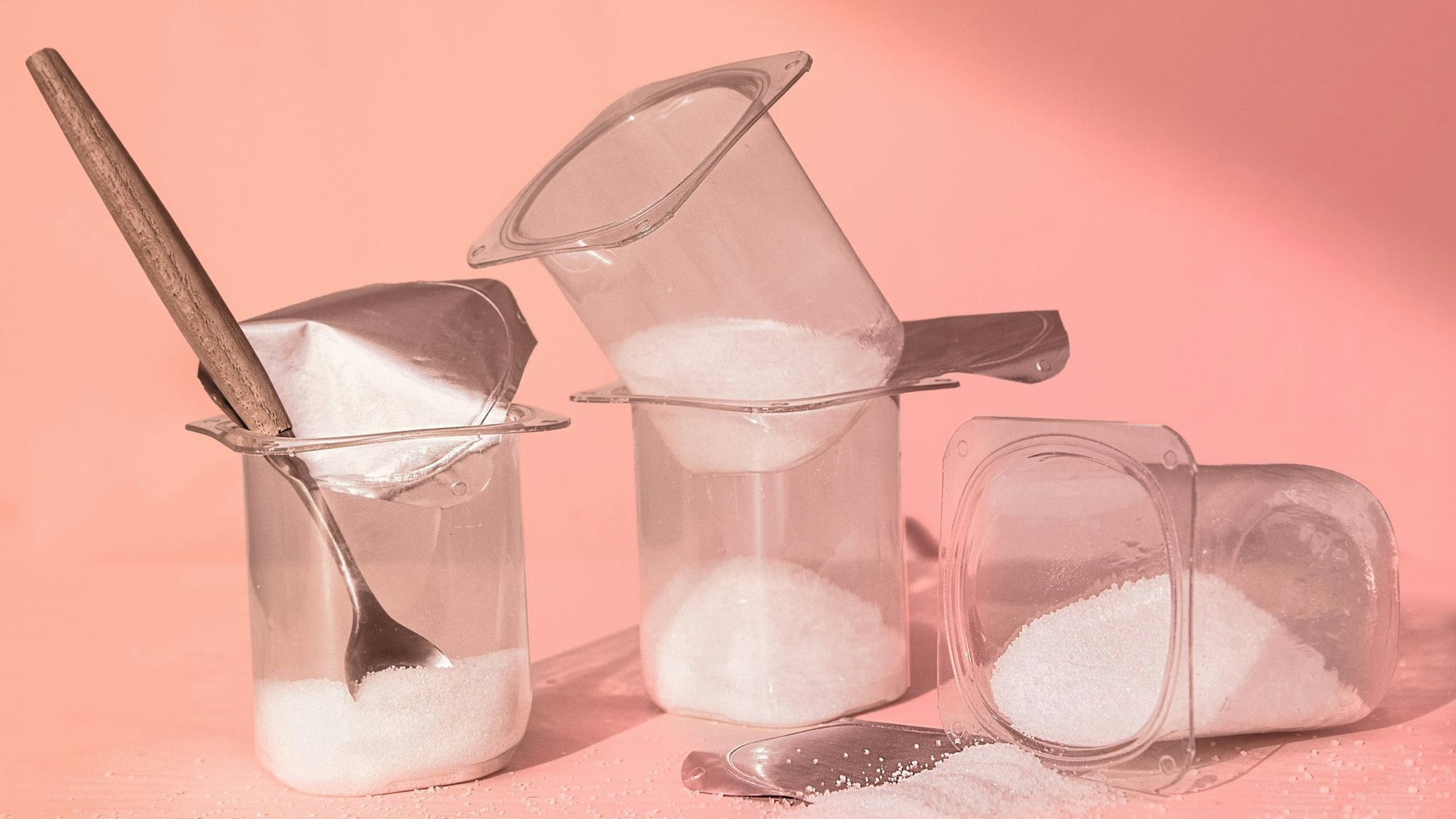 Joghurtbecher mit Zucker befüllt.