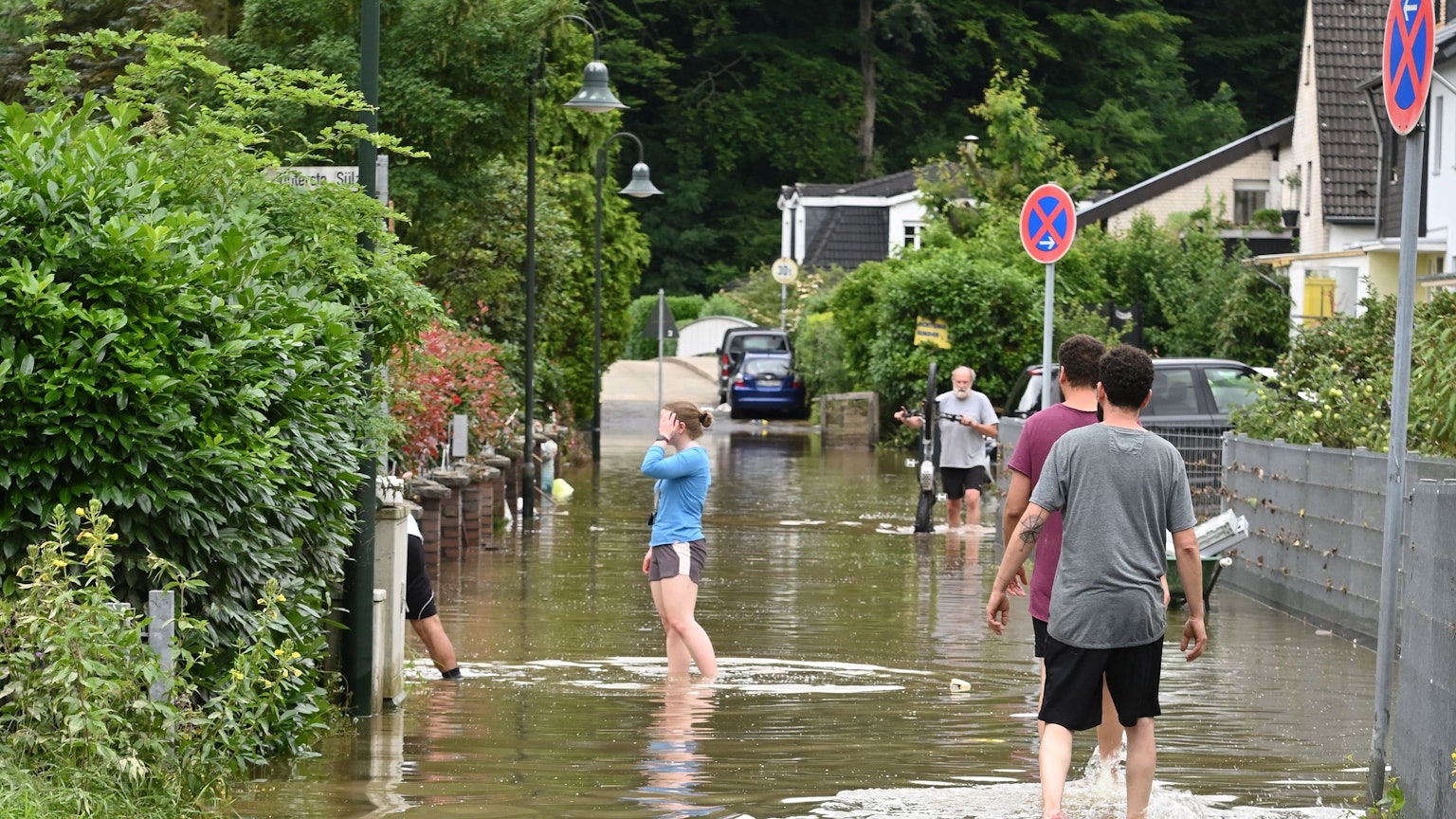 Überschwemmung nach Dauerregen füllt Hoffnungsthals Straßen.