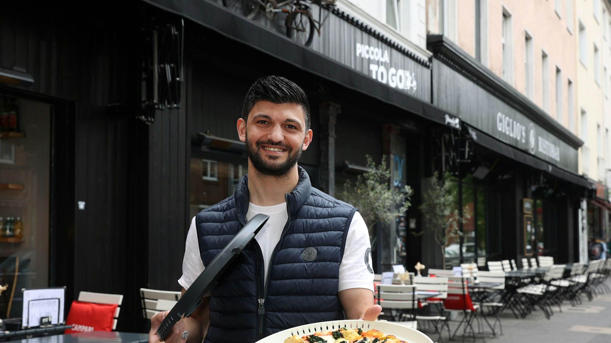 Betreiber Davide Giglio vor dem Piccola in Ehrenfeld. (Archivbild)