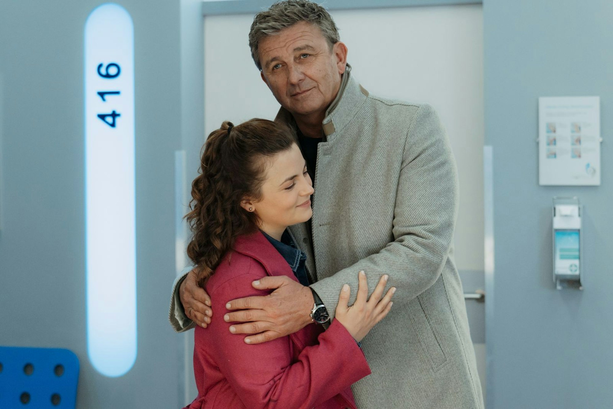 Lilli (Ronja Forcher) hat eine Entscheidung getroffen. Macht sie ihren Vater Martin (Hans Sigl) damit glücklich? (Bild: ZDF/Sabine Finger Fotografie)