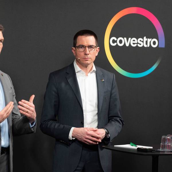 Covestro-CEO Markus Steilemann und Finanzvorstand Christian Baier bei einer Pressekonferenz (Archivbild)