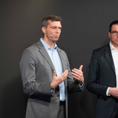 Covestro-CEO Markus Steilemann und Finanzvorstand Christian Baier bei einer Pressekonferenz (Archivbild)