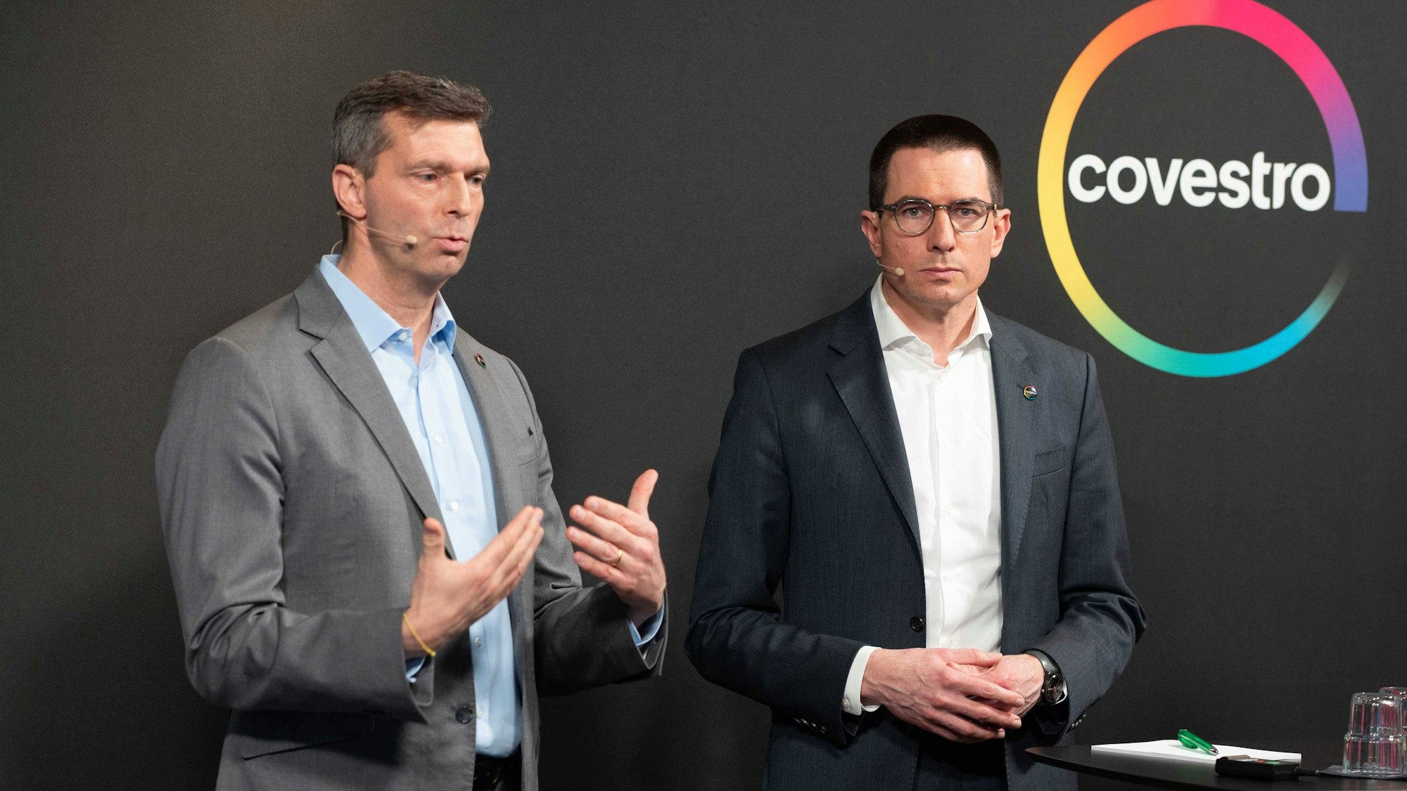 Covestro-CEO Markus Steilemann und Finanzvorstand Christian Baier bei einer Pressekonferenz (Archivbild)