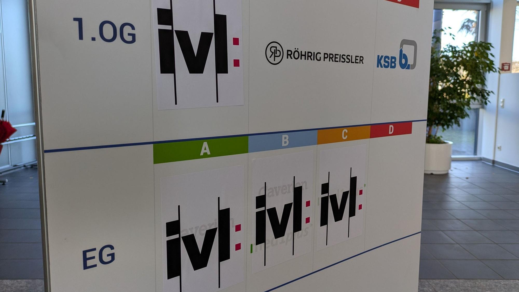 Ein Aufsteller mit dem IVL-Logo in dem Bürogebäude an der Marie-Curie-Straße