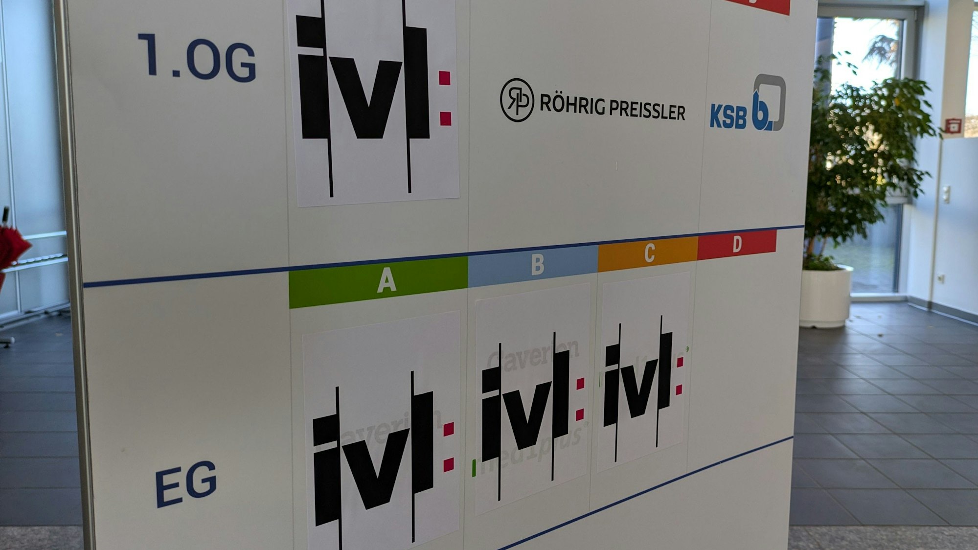 Ein Aufsteller mit dem IVL-Logo in dem Bürogebäude an der Marie-Curie-Straße