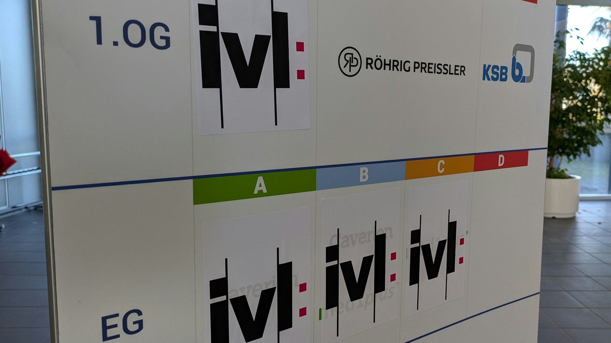Ein Aufsteller mit dem IVL-Logo in dem Bürogebäude an der Marie-Curie-Straße