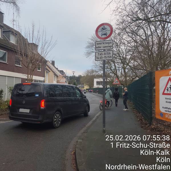Die Schulstraße in Brück wird von einem Auto passiert. Außer für Anwohner ist die Straße morgens und nachmittags eine halbe Stunde lang gesperrt.