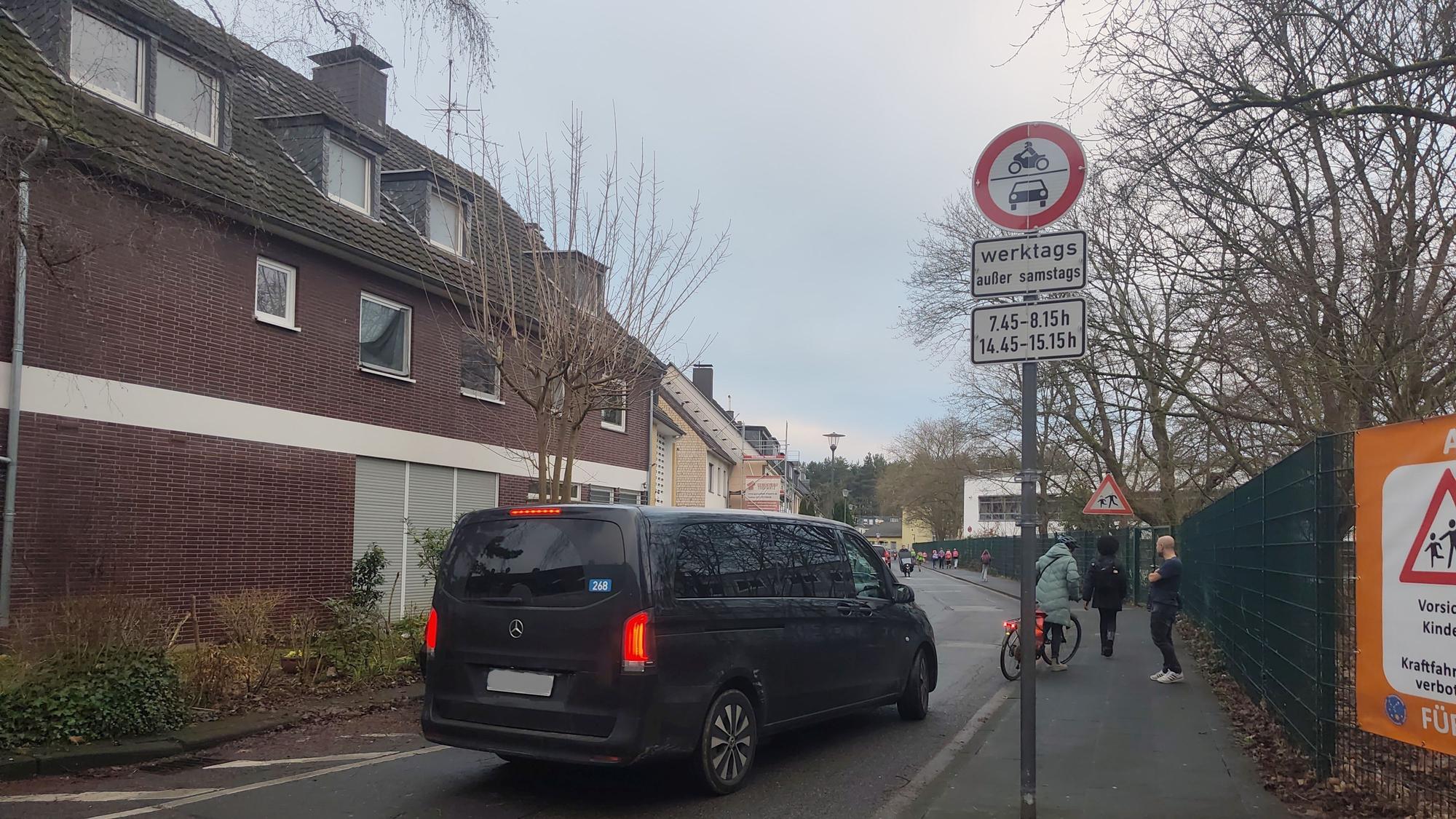 Die Schulstraße in Brück wird von einem Auto passiert. Außer für Anwohner ist die Straße morgens und nachmittags eine halbe Stunde lang gesperrt.