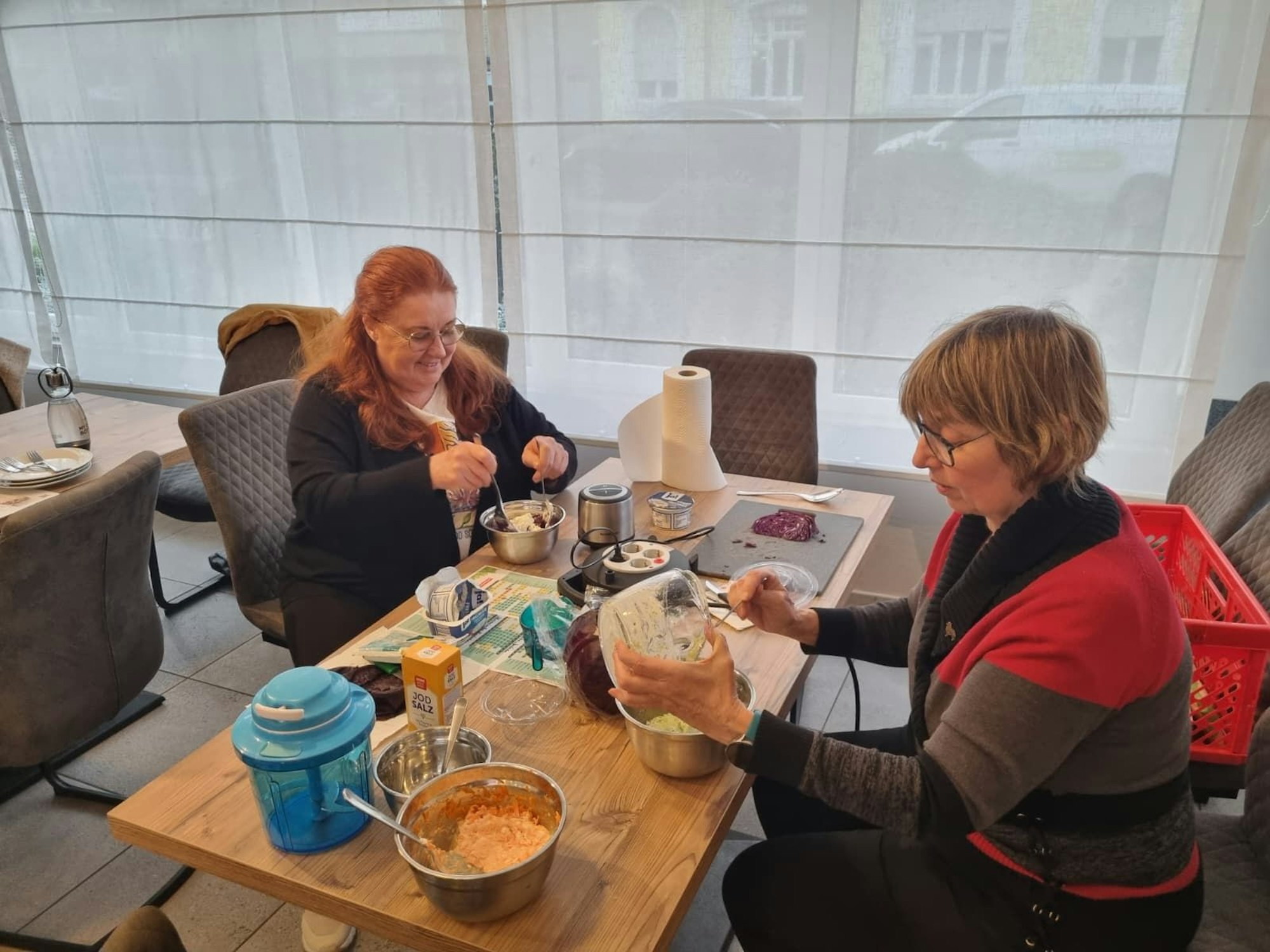 Die Teilnehmerinnen bereiten unter dem Motto „Mehr Gemüse - wenig Aufwand“ Dips vor.