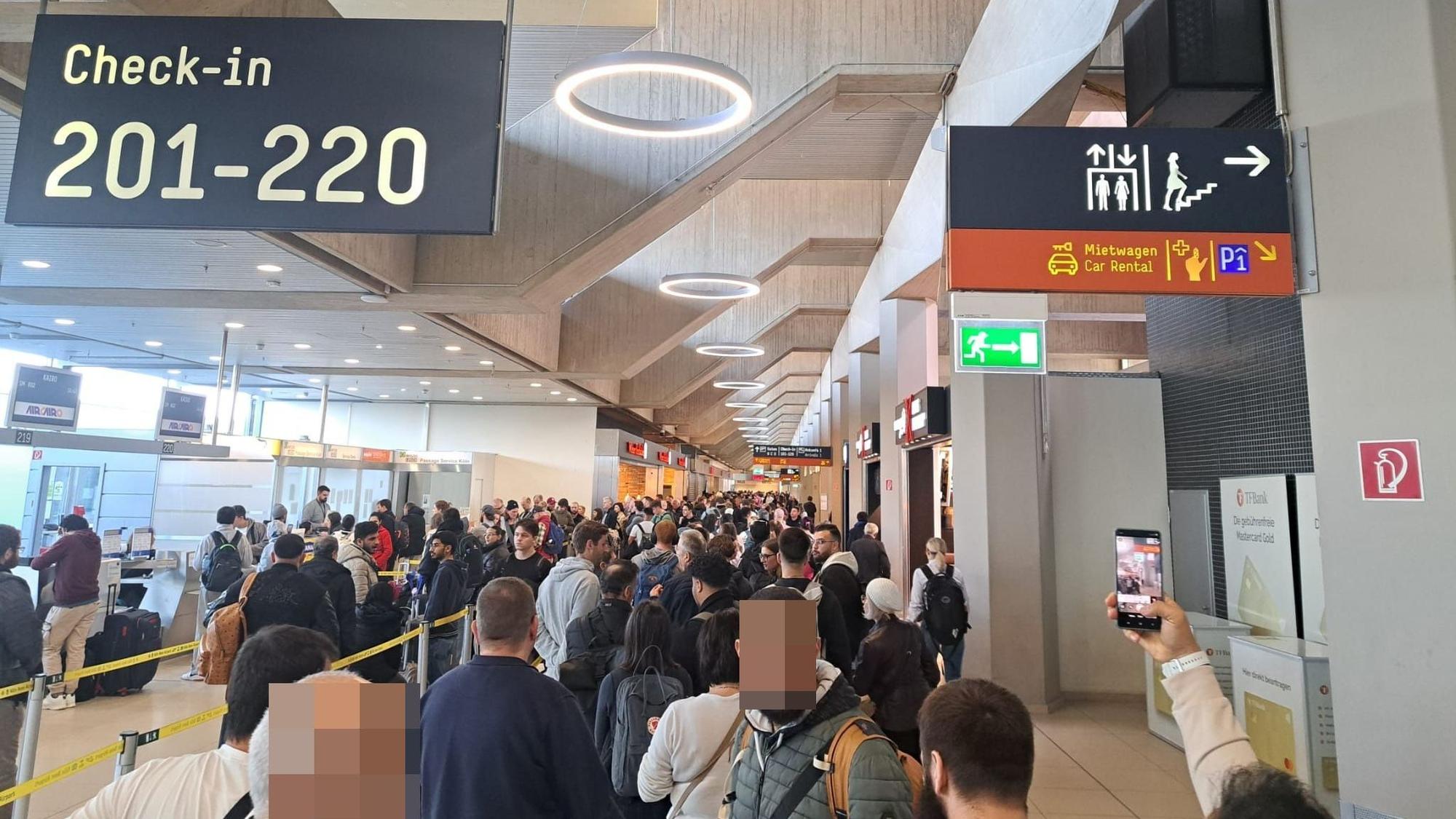 Lange Warteschlange vor Terminal 1: Ob die Fluggäste rechtzeitig ihren Flug erreichen, war ungewiss.