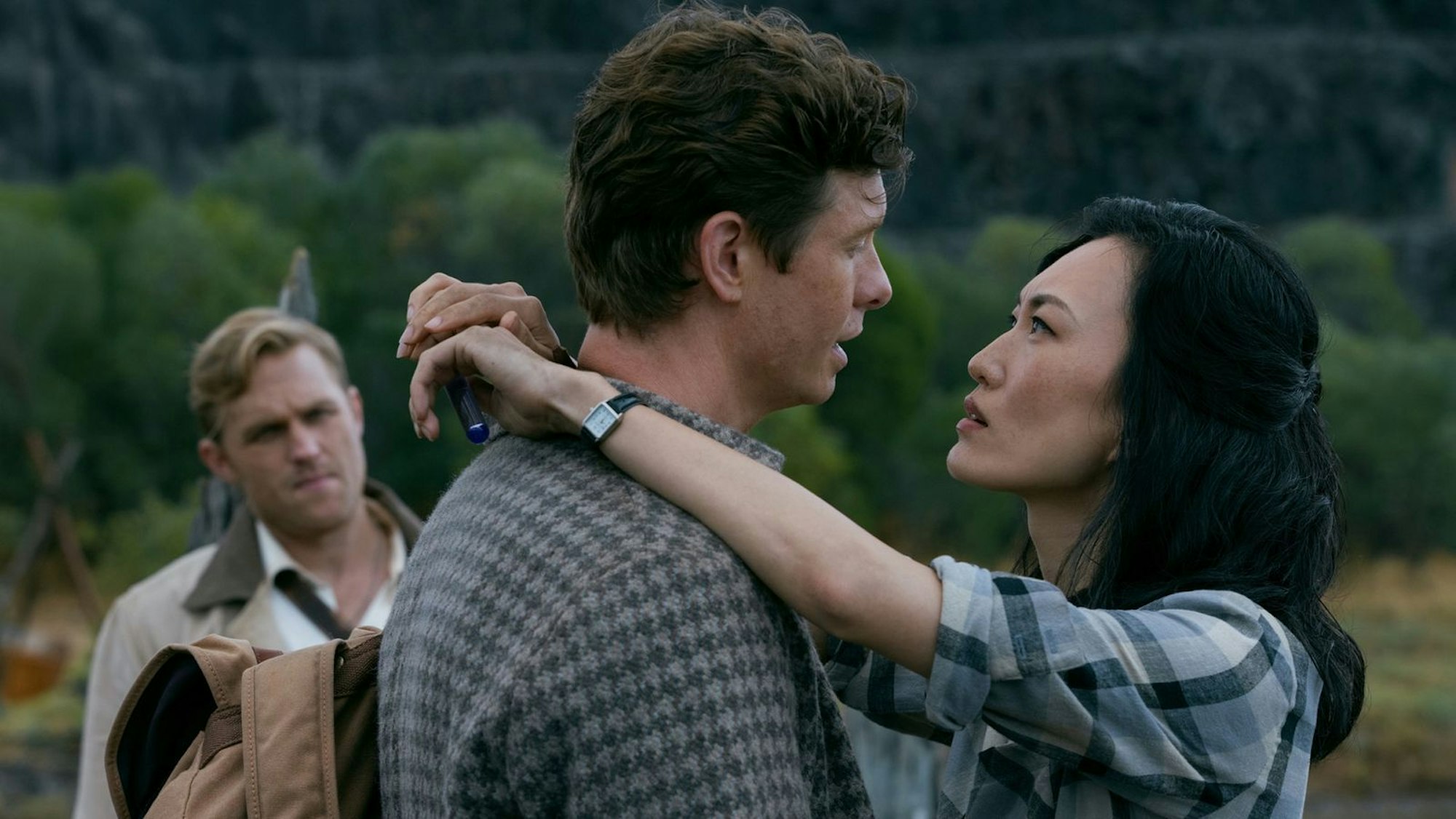 Dass sie sich für lange Zeit verabschieden, wissen Bill Randa (Anders Holm) und Keiko Miura (Mari Yamamoto) nicht. Auch ihr Kumpel Lee Shaw (Wyatt Russell, im Hintergrund) ist ahnungslos. (Bild: Apple TV / Vince Valitutti)