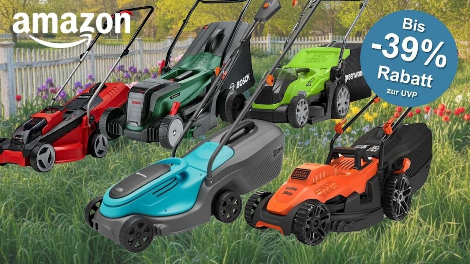 Akku-Rasenmäher von Bosch, Makita, Greenworks, Einhell, Black+Decker, Gardena auf einer lang gewachsenen Rasenfläche mit Blumen im Garten mit weißem Gartenzaun.