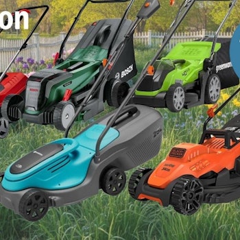 Akku-Rasenmäher von Bosch, Makita, Greenworks, Einhell, Black+Decker, Gardena auf einer lang gewachsenen Rasenfläche mit Blumen im Garten mit weißem Gartenzaun.